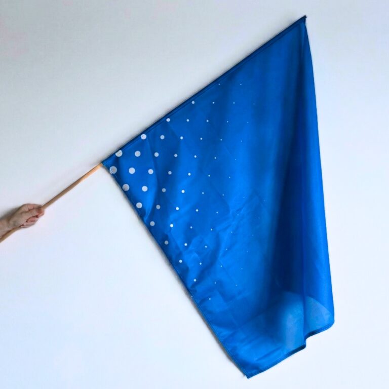 Élégant drapeau de l'entreprise Szturmówka - avec logo sur un poteau en bois durable